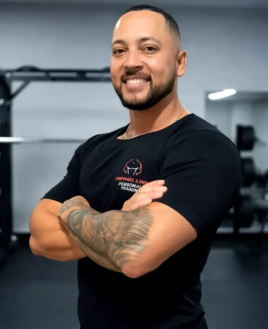 Raphael Lima, Personal Trainer em Anápolis Raphael Lima, personal trainer em Anápolis, de braços cruzados na academia
